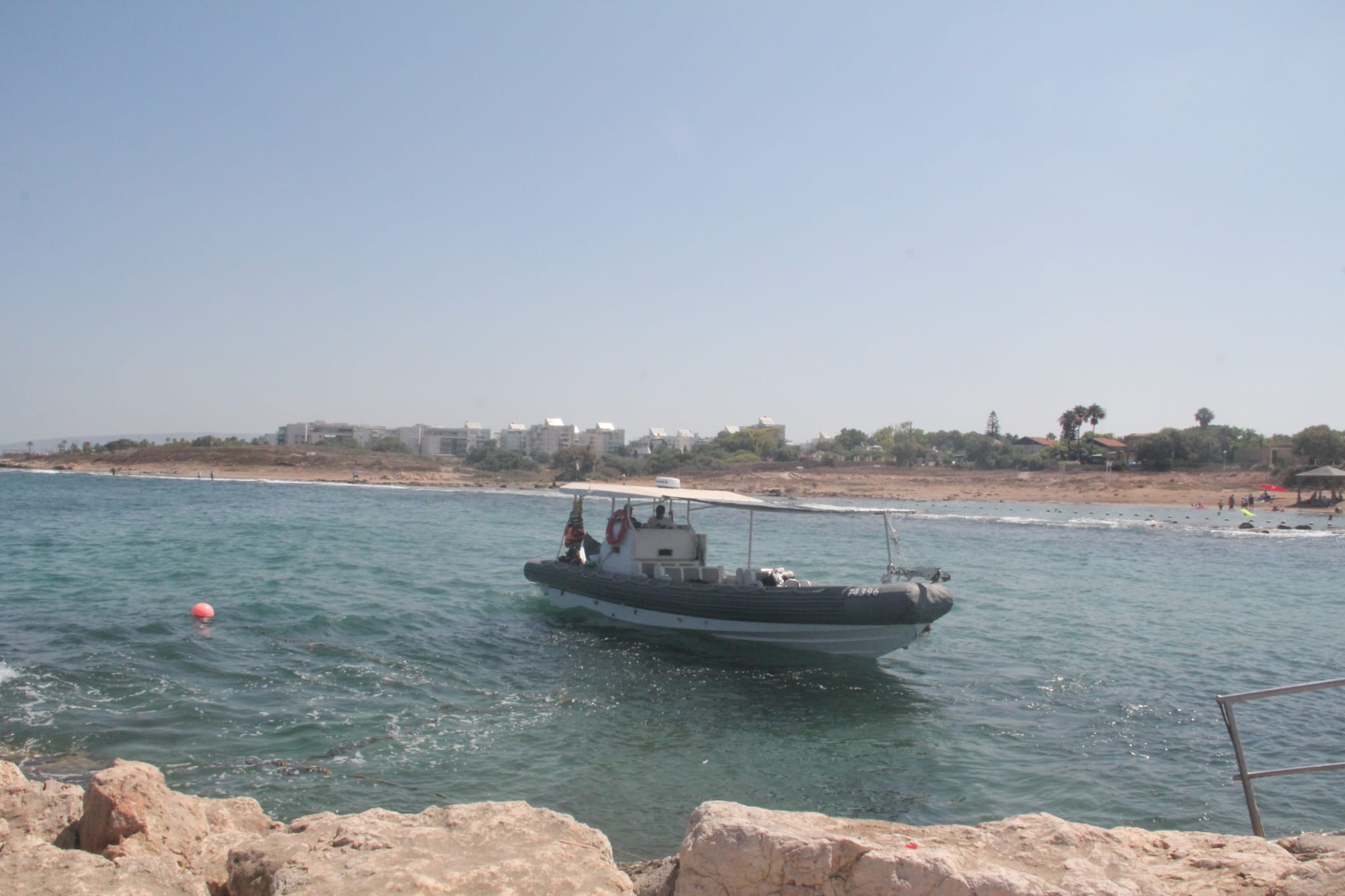 סירת אינדיגו 7 בשייט לאורך החוף